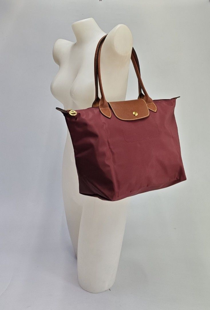LONGCHAMP medium long handle le pliage classic burgundy authentic (Category: Tote Bags) located in Quezon City. Submitted by elegantephbycharlie (Listing ID 1452924618, Image 1). Description: .