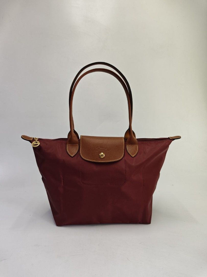 LONGCHAMP medium long handle le pliage classic burgundy authentic (Category: Tote Bags) located in Quezon City. Submitted by elegantephbycharlie (Listing ID 1452924618, Image 2). Description: .