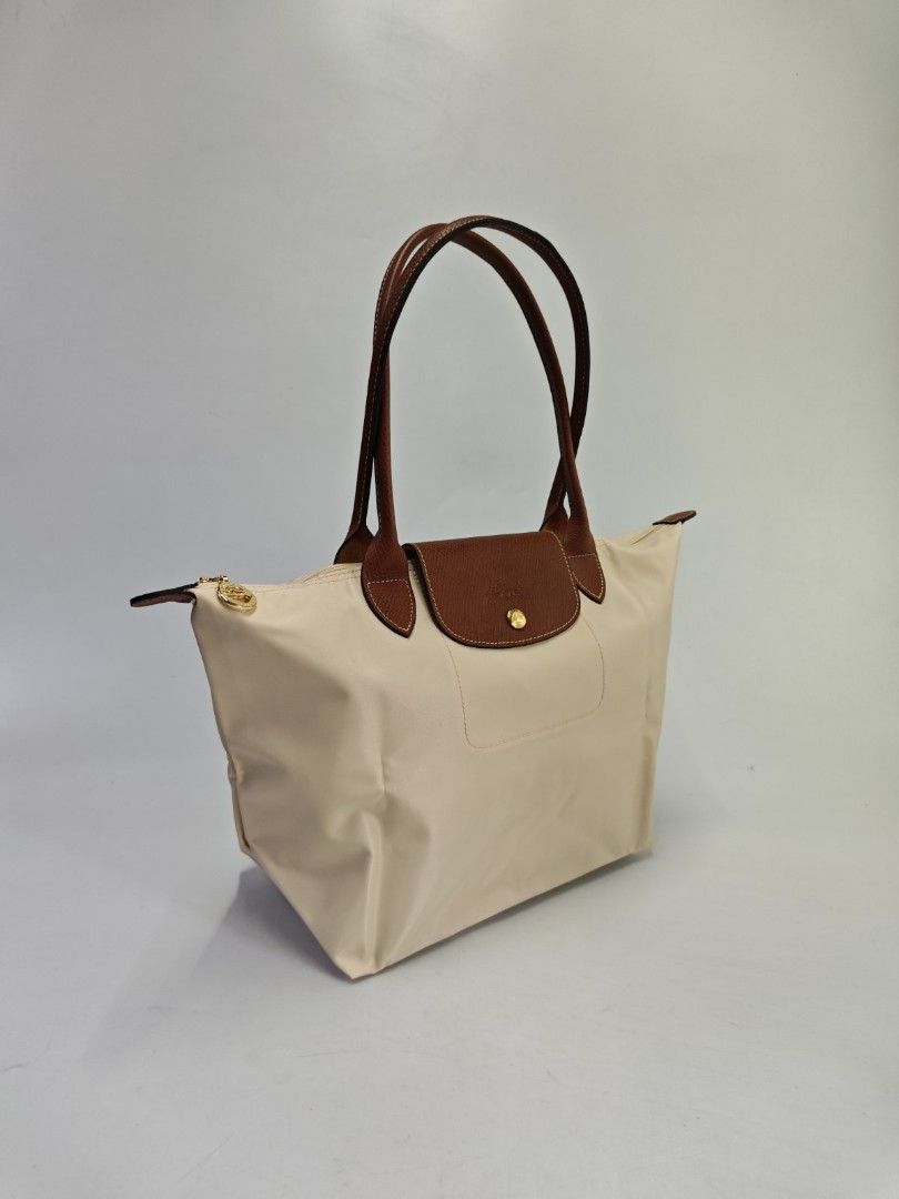LONGCHAMP medium long handle le pliage classic papier/white authentic (Category: Tote Bags) located in Quezon City. Submitted by elegantephbycharlie (Listing ID 1452924894, Image 3). Description: .