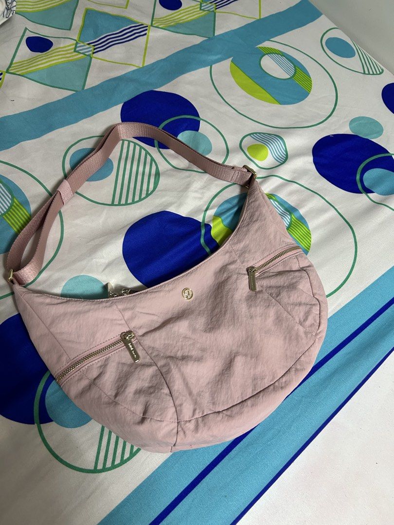 Lululemon bag (Category: Shoulder Bags) located in Taguig. Submitted by impooo (Listing ID 1452995809, Image 1). Description: Orig lululemon bag Jnt lbc only.