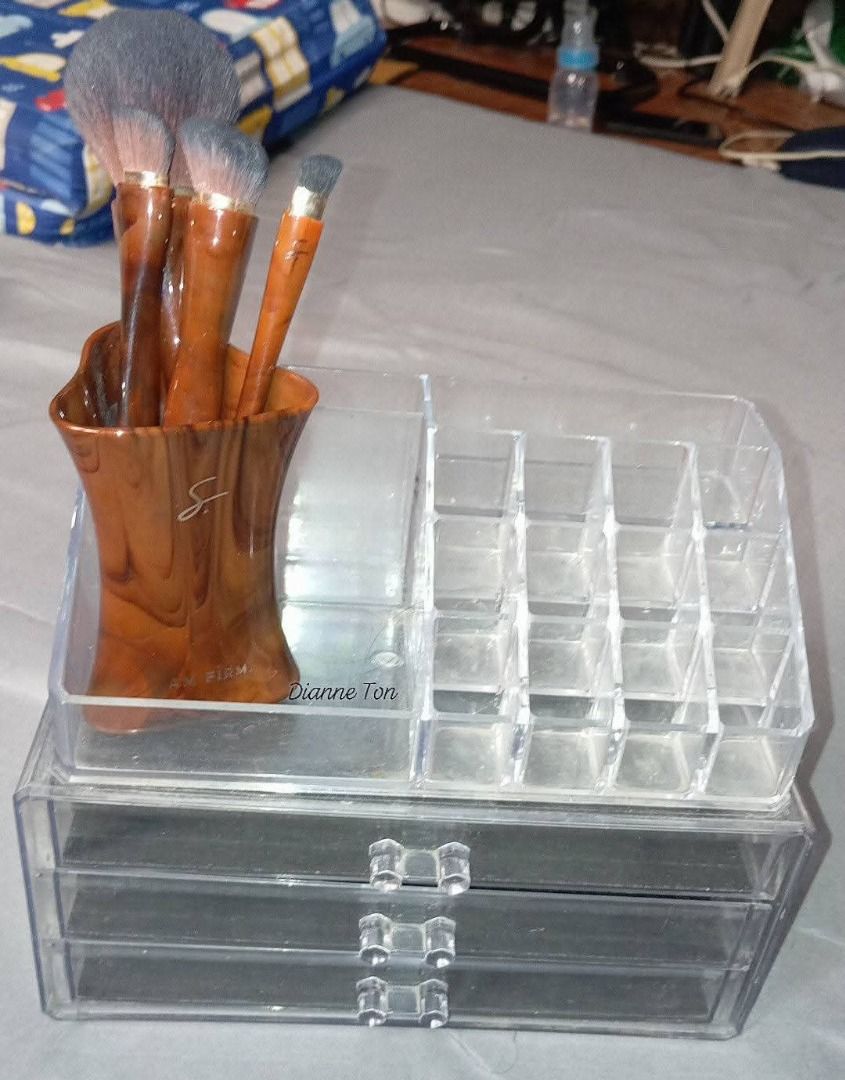Make Up Brush Real Techniques Mini Brushes Set acrylic make up organizer (Category: Makeup) located in Dasmarinas. Submitted by swiftee-17 (Listing ID 1449657482, Image 2). Description: - Get glam with this makeup brush set! 350 Real Techniques mini foundation & blush brush (2 sets) (1 set for 350) 300 acrylic make up organizer - Perfect for travel and touch-ups. - Face, eye, and detail brushes included. 🌸PM if really interested to buy, let's no