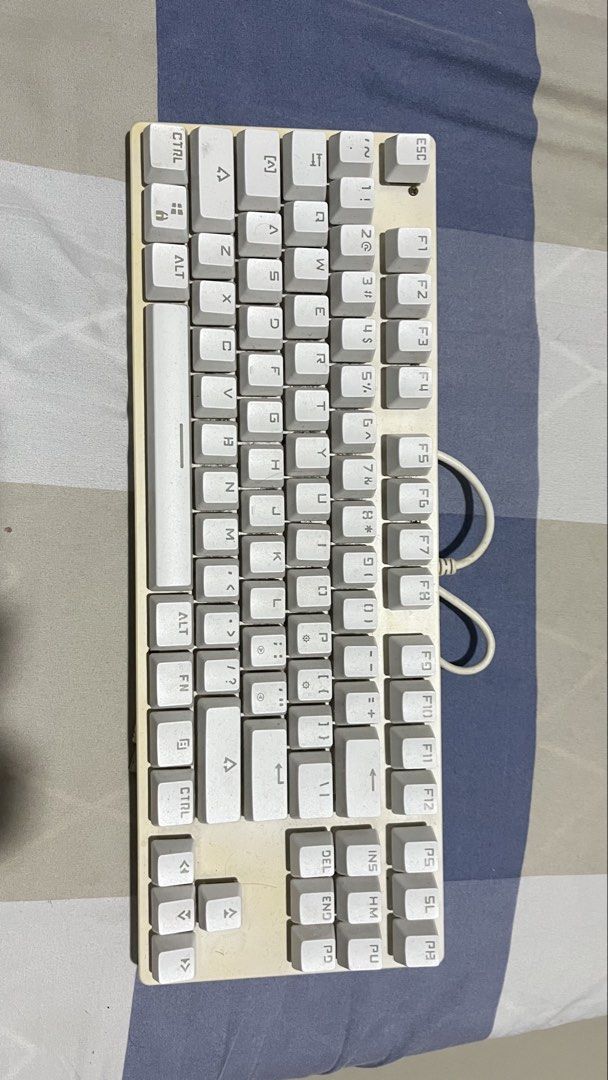 Mechanical Keyboard (Category: Computer Keyboard) located in Manila. Submitted by _prettyp (Listing ID 1453001781, Image 2). Description: Lightly used mukhang lang madumi since natambak lang sya.