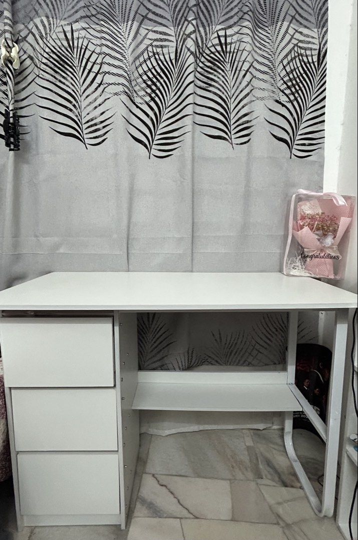 Meja Study (Category: Tables & Sets) located in Kuala Lumpur. Submitted by orarae (Listing ID 1452928175, Image 1). Description: 140cm(L) *50cm(W)*73cm(H) .