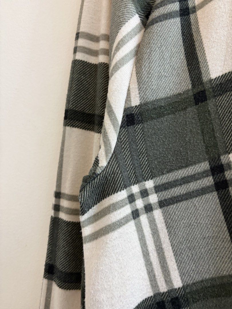 Millibon USA Two-Tone Flannel Polo Boxy Type (Category: Formal Shirts) located in Paranaque City. Submitted by stfunasherramirez (Listing ID 1452995424, Image 3). Description: Size: L on tag fit up to XXXL Dimes: L26.5 W28 Condition: 9.5/10 Color rate: 9.5/10 - excellent fabric - excellent condition - comfy fabric - soft fabric - boxy type - flannel blouse.