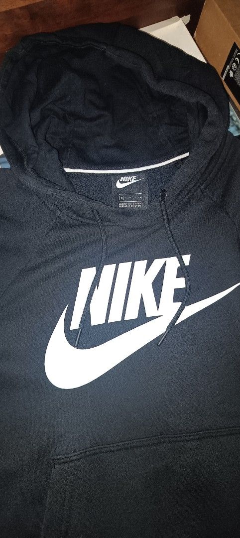 Nike Black Hoodie with White Logo (Category: Hoodies) located in Caloocan City. Submitted by ThriftMoYanEh (Listing ID 1452920588, Image 3). Description: NIKE RUBBERIZED LOGO PULLOVER HOODIE EXCELLENT CONDITION SIZE: SMALL DIMENSION: 20X24 COLOR: BLACK COLOR RATE: 9.9/10 NO FLAWS: NO ISSUE: PANG PORMA PANG TIKTOK PANG INSTAGRAM PANG OOTD... SUPER GANDA NETO ABOUT:- Classic black Nike hoodie - Iconic white Nike logo on front - Front pocket - Adjus