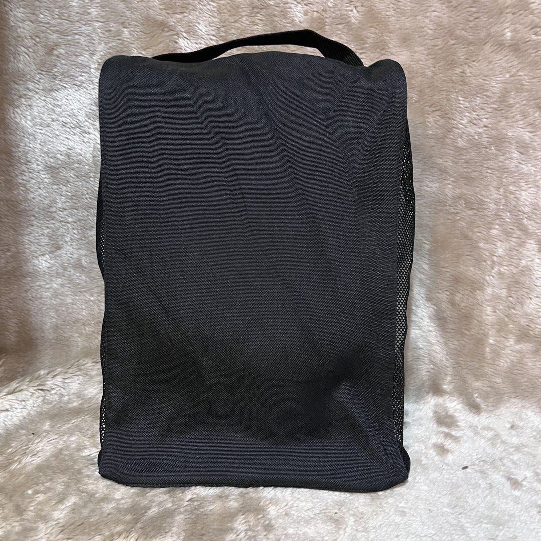 Nike Golf Shoe Bag Black (Category: Golf) located in Butuan. Submitted by dfgthriftology2.0 (Listing ID 1452938064, Image 3). Description: - Nike Golf Shoe Bag - Color: Black with Grey accents - Top handle for easy carrying - Zippered main compartment - Mesh side panels for ventilation - Interior mesh pockets - Ideal for keeping golf shoes clean and organized.