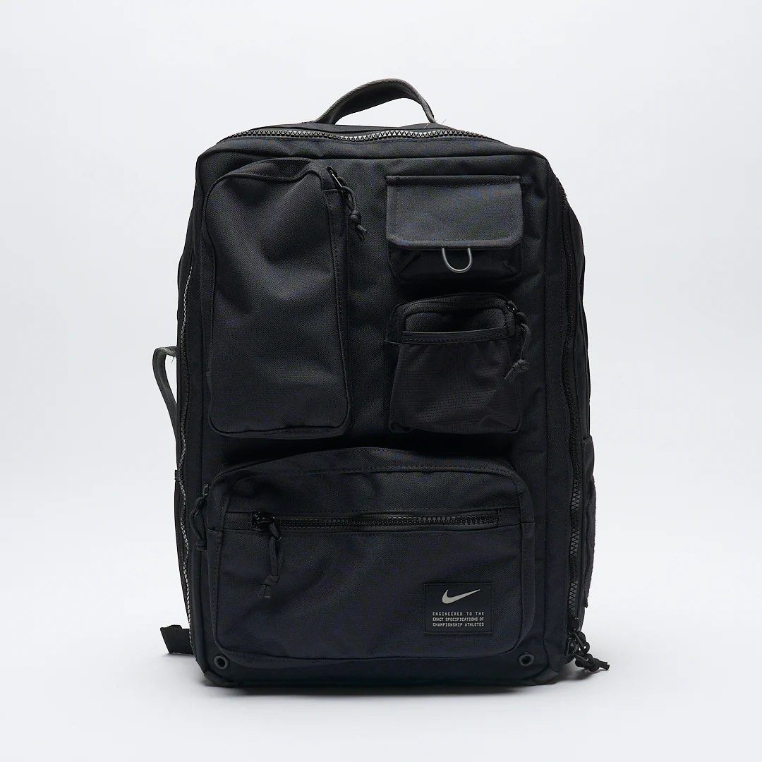 Nike Utility Backpack Black Multiple Pockets （分類：背包）位於 Hong Kong。 由 michealbill 提交（商品編號 1452942810，圖片 1）。簡介： Black Nike backpack. Lots of pockets on the front for organization. Main compartment has a zip closure. Adjustable shoulder straps. Durable material. Great for daily use or travel.。