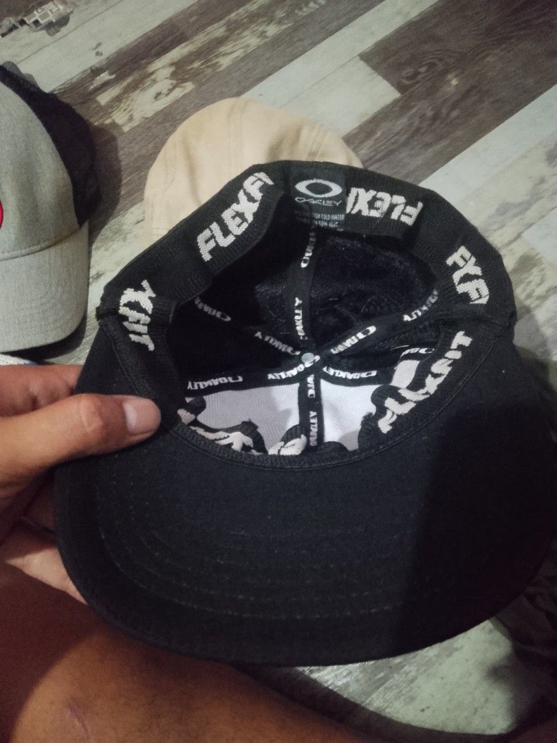 Oakley Flex Fit Cap Black (Category: Caps & Hats) located in Quezon City. Submitted by theoneshop1 (Listing ID 1453017833, Image 3). Description: - Authentic Oakley Flex Fit Cap - Classic black color - Features embroidered Oakley logo on the front - Interior band also shows Oakley branding - Perfect for everyday wear and casual style.
