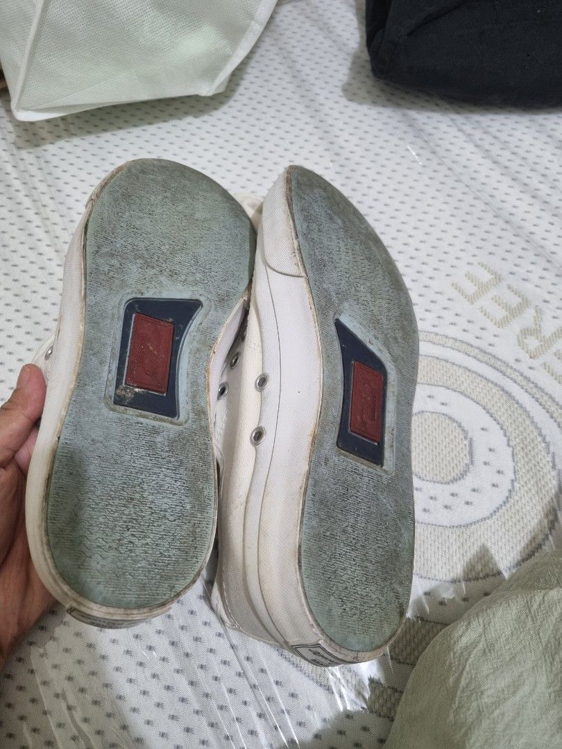 Original Converse for Female (Category: Sneakers) located in Manila. Submitted by beblips (Listing ID 1452994283, Image 2). Description: Size: 39euro No Lace.