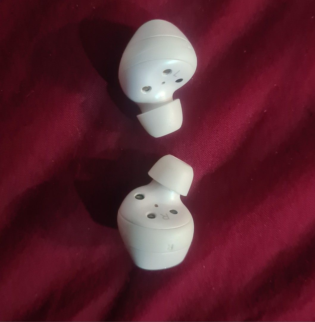 Original Samsung Earbuds White (Category: Earphones) located in Paranaque City. Submitted by lorem45 (Listing ID 1453006571, Image 3). Description: complete with box and cord.