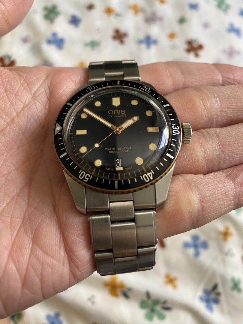 2018 Basel World Oris 65 Divers Automatic Divers Watch Complete with Box manual Card (Category: Men's Watches) located in Las Pinas. Submitted by orista_ph (Listing ID 1452924819, Image 2). Description: Complete with Box Manual and Card - Oris Automatic Watch - Black Dial with Date Window - Water Resistant 10 Bar / 100m - Stainless Steel Bracelet - Rotating Bezel - Ideal for Everyday Wear or Diving.