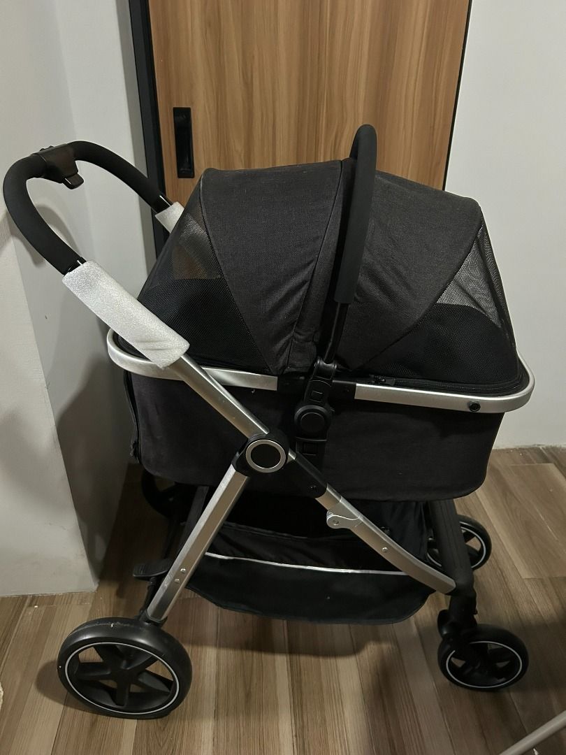 Pet Pals Pram 2-in-1 Pet Stroller Black (Category: Homes & Other Pet Accessories) located in San Juan City. Submitted by achann_ (Listing ID 1452978859, Image 3). Description: - Brand: Pet Pals - Model: Pram 2-in-1 Pet Stroller - Color: Black - Condition: Only used once to try if the dogs would like it. .
