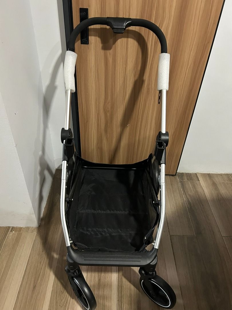 Pet Pals Pram 2-in-1 Pet Stroller Black (Category: Homes & Other Pet Accessories) located in San Juan City. Submitted by achann_ (Listing ID 1452978859, Image 2). Description: - Brand: Pet Pals - Model: Pram 2-in-1 Pet Stroller - Color: Black - Condition: Only used once to try if the dogs would like it. .
