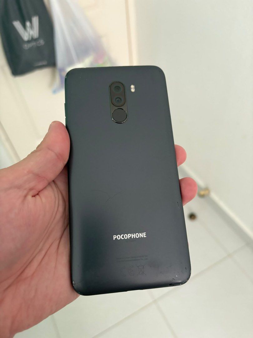 phone controller (Category: Controllers) located in Singapore. Submitted by ddjeieheh (Listing ID 1452978027, Image 3). Description: you want sell this 3 phone - pocophone issue crack screen - ⁠one plus 5T ram 8 / 128 gb issue crack screen - ⁠iphone se 2020 128 gb , issue : restart 5 min get game pad free and set up emulator game already if take all 3 best price $180.