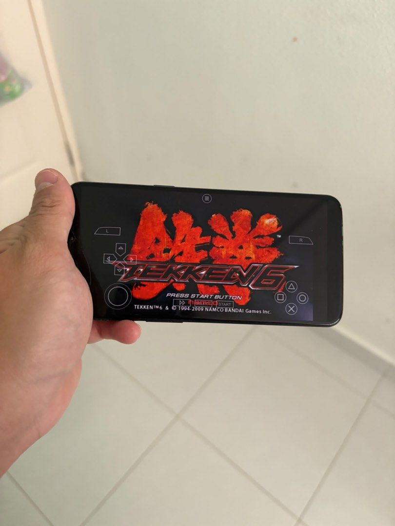 phone controller (Category: Controllers) located in Singapore. Submitted by ddjeieheh (Listing ID 1452978027, Image 2). Description: you want sell this 3 phone - pocophone issue crack screen - ⁠one plus 5T ram 8 / 128 gb issue crack screen - ⁠iphone se 2020 128 gb , issue : restart 5 min get game pad free and set up emulator game already if take all 3 best price $180.