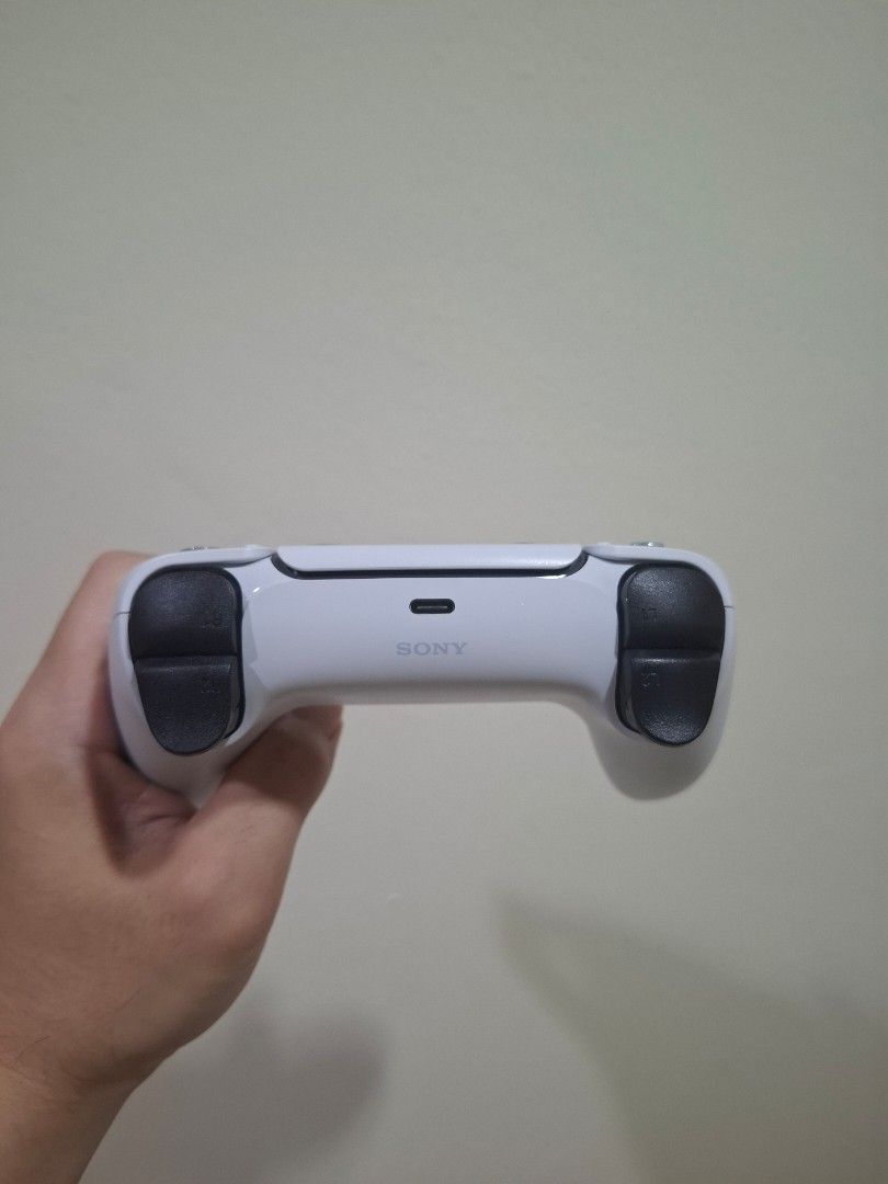 PS5 Controller (DS5) (Category: Controllers) located in Kuala Lumpur. Submitted by ajibnd (Listing ID 1452966646, Image 3). Description: Hi, Selling this PS5 controller (DS5). No drifting. Cod Ara Damansara. Thanks..