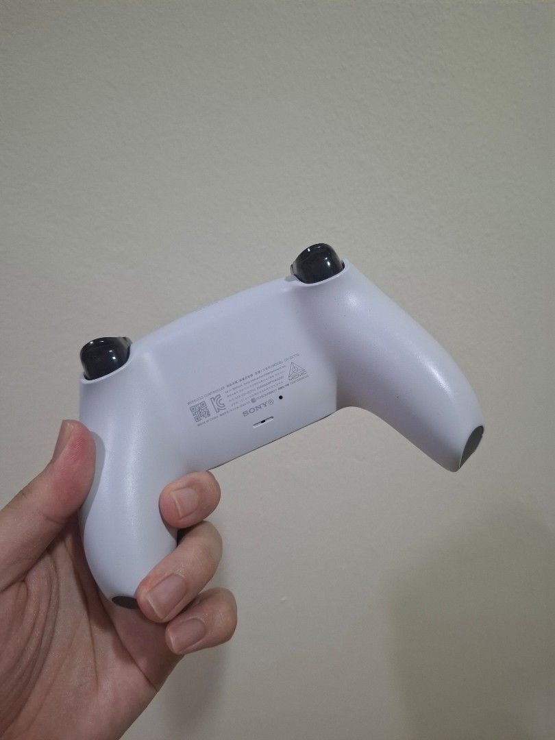 PS5 Controller (DS5) (Category: Controllers) located in Kuala Lumpur. Submitted by ajibnd (Listing ID 1452966646, Image 2). Description: Hi, Selling this PS5 controller (DS5). No drifting. Cod Ara Damansara. Thanks..