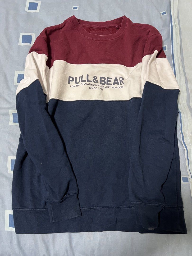 Pull & Bear Pullover (Category: Coats, Jackets and Outerwear) located in Singapore. Submitted by lastes (Listing ID 1452960051, Image 1). Description: Unisex Red white blue.