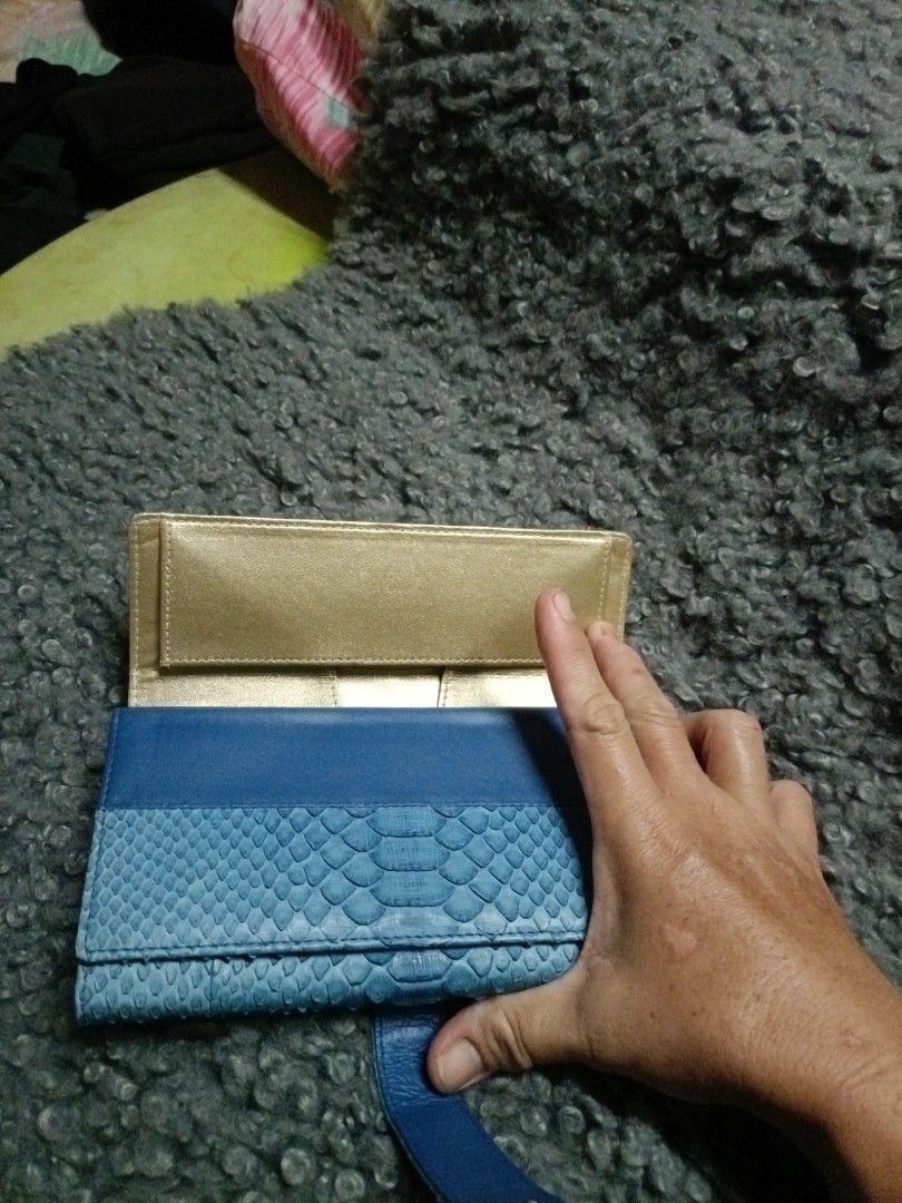 Python Garçon High-Quality Type (Category: Bags & Wallets) located in Batu Pahat. Submitted by brightcrystal-603c (Listing ID 1452993205, Image 2). Description: This is a spacious long wallet made of genuine python leather. The coin case opens wide, making it easy to put coins in and take them out. size Approximately 19cm wide, 10cm high, and 3-4.5cm thick. Material: Genuine python leathe.