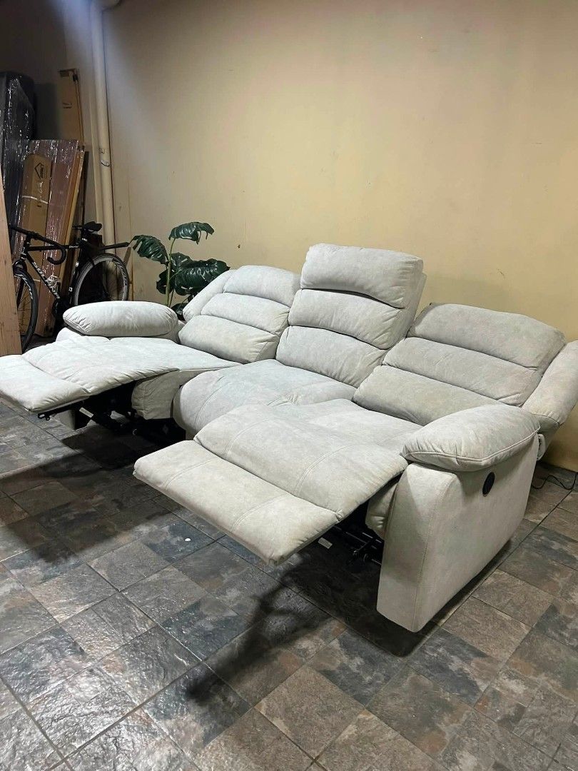 Reclining sofa (Category: Sofas) located in Meycauayan. Submitted by marygracecasimiro (Listing ID 1453048663, Image 3). Description: Imported Automatic Reclining Sofa with Usb Port from Korea P32k lang mga suki 85x65x40in 3 Seater Gray Velvet Gamuza With Usb Port Charger Automatic Deep Clean n Sanitized Walang Sag Walang Lubog Makapal ang Foam Super Comfy Heavy Duty No issue Good Condition♥️♥️ Minor Scratch.