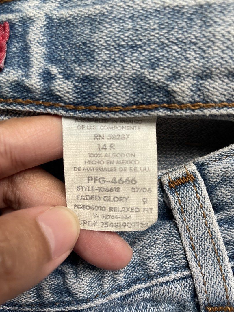 Relaxed fit denim jeans (Category: Jeans) located in Bacolod City. Submitted by declutteringbyj_ (Listing ID 1452942393, Image 2). Description: - Relaxed fit - Ideal for everyday wear and versatile style - Fits size 27-28 .