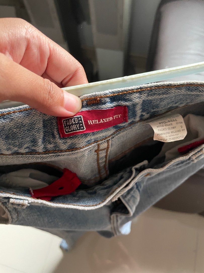 Relaxed fit denim jeans (Category: Jeans) located in Bacolod City. Submitted by declutteringbyj_ (Listing ID 1452942393, Image 3). Description: - Relaxed fit - Ideal for everyday wear and versatile style - Fits size 27-28 .