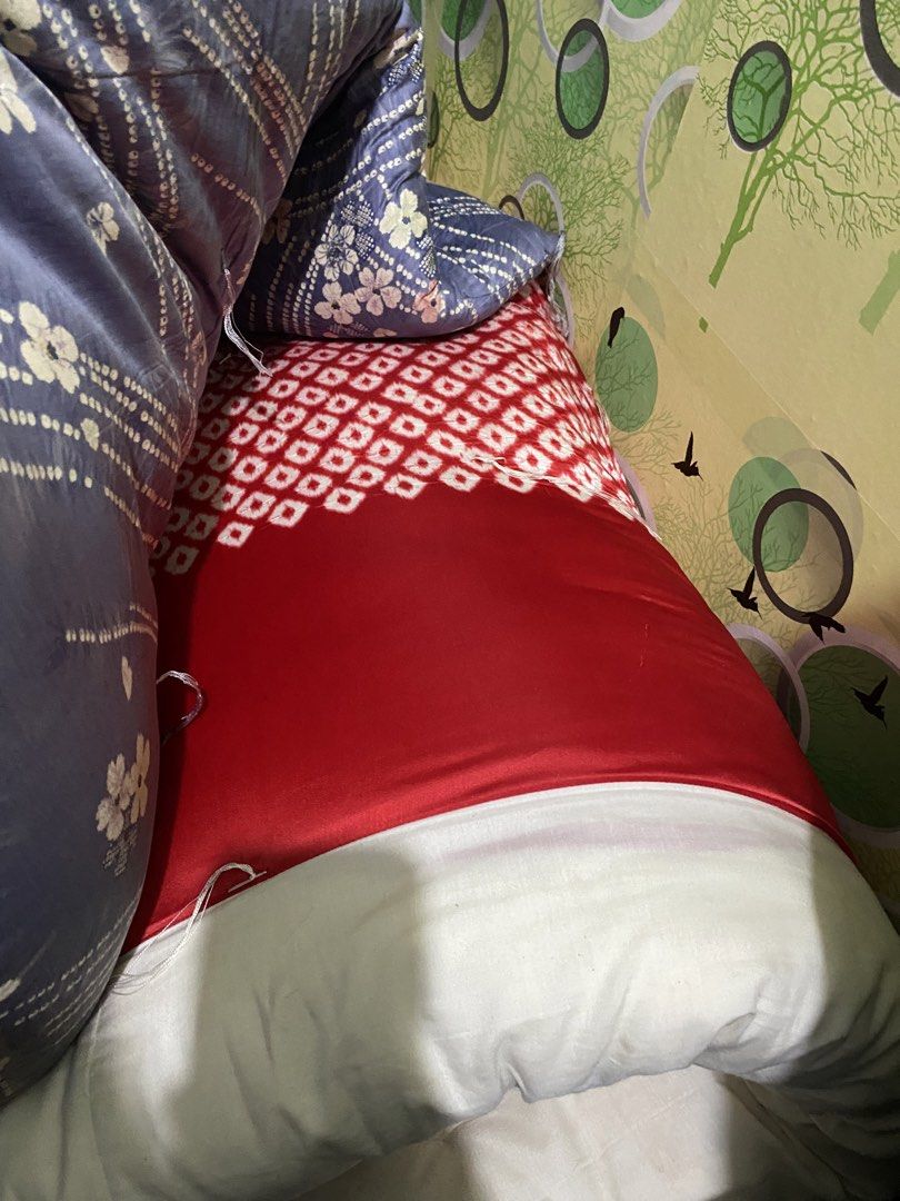 Semi-double Comforter (Category: Bed Frames & Mattresses) located in Muntinlupa City. Submitted by epichawk-c805 (Listing ID 1452996267, Image 2). Description: .