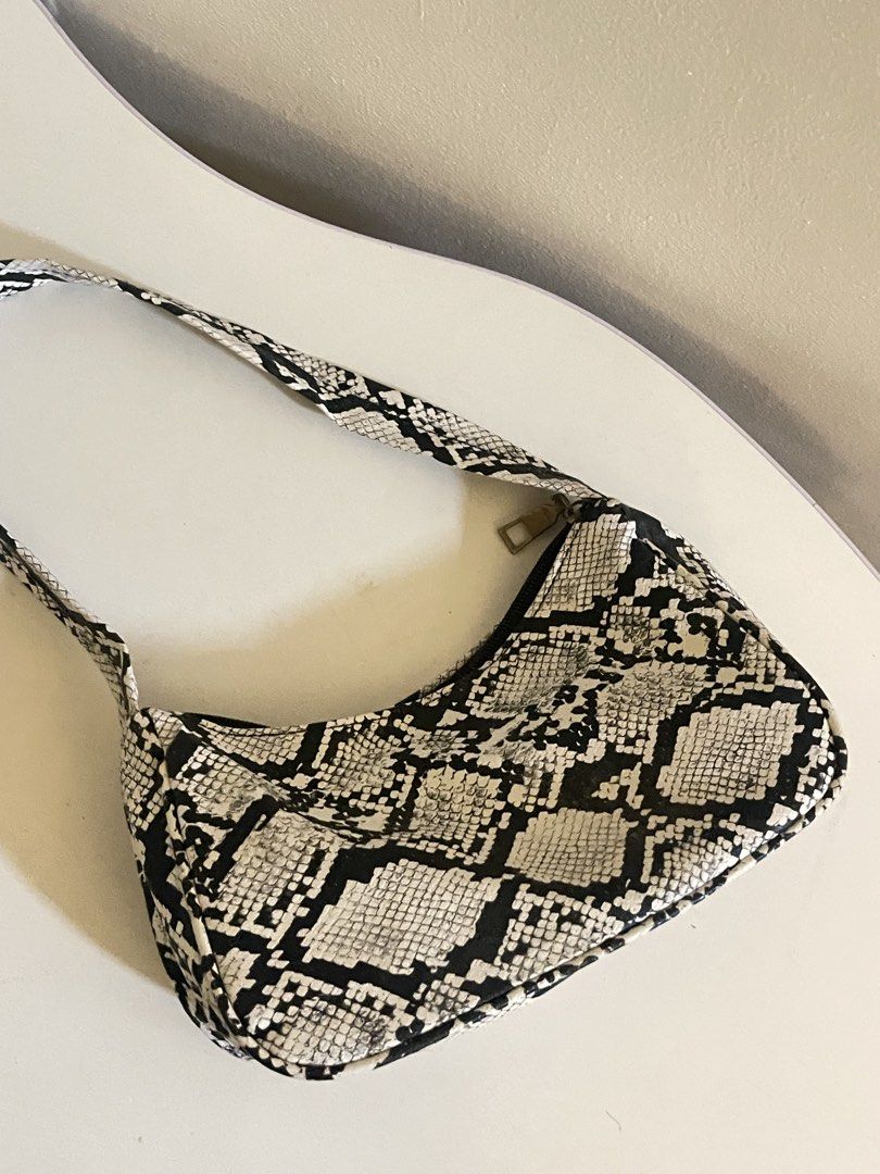 Snake skin bag (Category: Shoulder Bags) located in Taguig. Submitted by declutterwithtally (Listing ID 1452929282, Image 2). Description: .