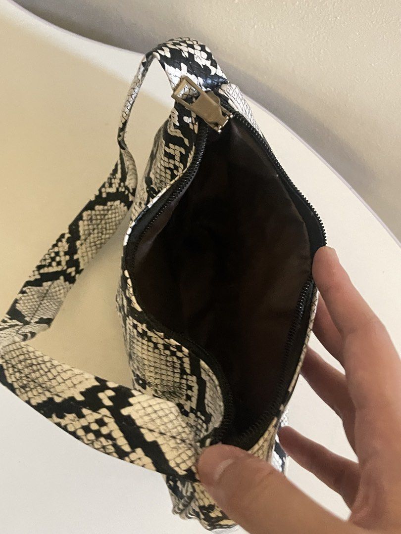 Snake skin bag (Category: Shoulder Bags) located in Taguig. Submitted by declutterwithtally (Listing ID 1452929282, Image 3). Description: .