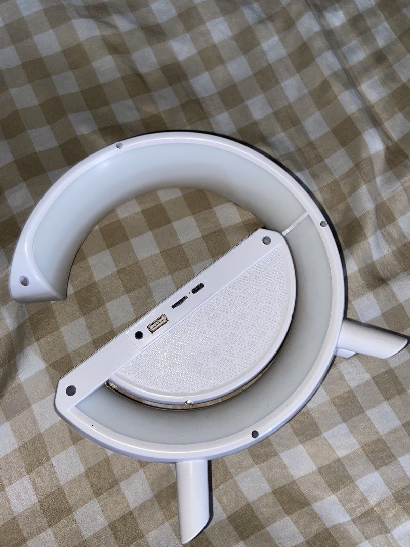 Speaker with charging port for iphone (Category: Soundbars, Speakers & Amplifiers) located in Manila. Submitted by Andreabaloran (Listing ID 1452906403, Image 3). Description: Wala napong box .