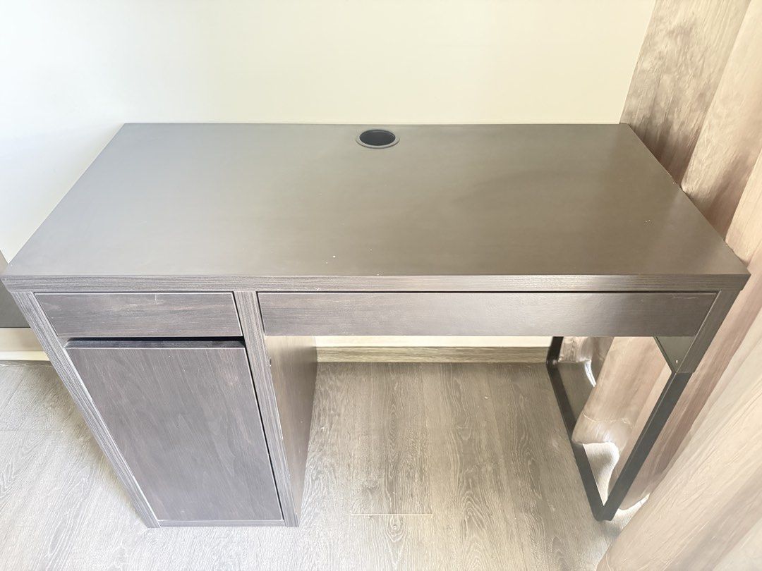 Study Table (Category: Tables & Sets) located in Singapore. Submitted by jochias (Listing ID 1452902234, Image 1). Description: Length 105cm Width 50cm Height 76cm Not for fussy buyer Self collect from Punggol .