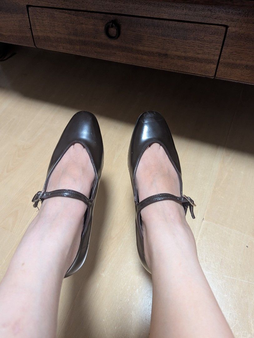 The Row Brown Leather Mary Jane Flats (Category: Flats & Sandals) located in Taguig. Submitted by hlco13 (Listing ID 1452994737, Image 3). Description: - Brand: The Row - Material: Brown Leather - Style: Mary Jane Flats - Closure: Buckle strap - Comfort: Suitable for everyday wear.
