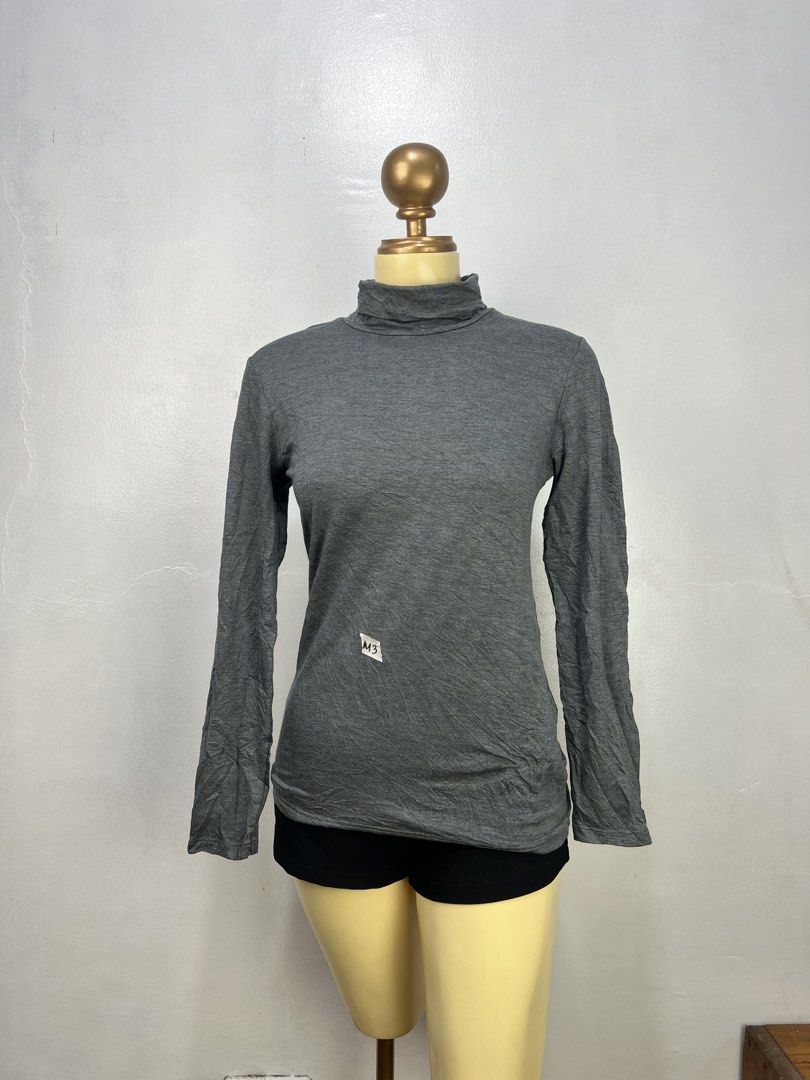 Uniqlo Heattech Extra Warm Turtleneck Top Grey L (Category: Longsleeves) located in Baguio. Submitted by trenchcoats.ph (Listing ID 1452986706, Image 1). Description: - Uniqlo Heattech Extra Warm turtleneck top - Size: L - Color: Grey - Sleeve Length: Long sleeves - Material: Rayon, Acrylic, Polyester, Polyurethane - Features: Extra warm, ideal for layering in colder weather, comfortable, and functional..