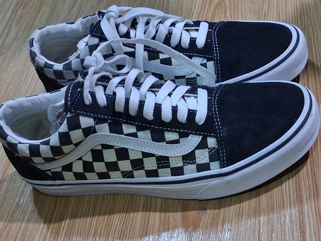 Vans old skool (Category: Sneakers) located in Koronadal. Submitted by glads08089 (Listing ID 1453014929, Image 2). Description: vans old skool primary check black suede toe cap , white leather side stripe and a black and white checker board canvas side panel excellent condition.