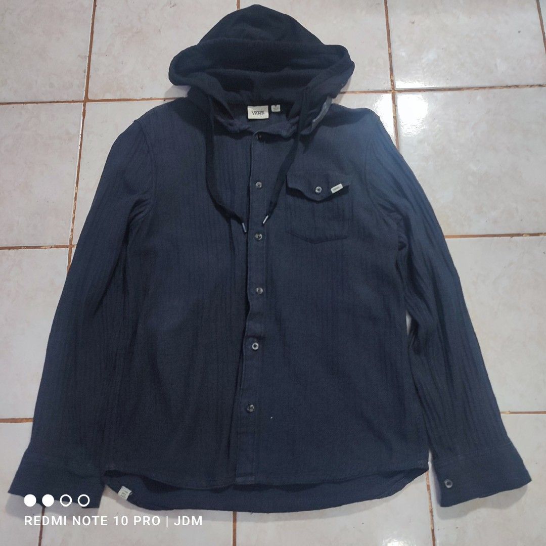 Vans Woven Herringbone Long sleeve Button up Shirt (Category: Hoodies) located in Antipolo. Submitted by klashnikov (Listing ID 1452890503, Image 2). Description: Vans Hooded Woven Herringbone Long sleeve Button up shirt,off the wall collection Size:medium fits up to XL Dimes:21.5x28" Tags:complete Condition:very good ColorRate:9/10 Honest issue:signs of usage/small stain aa hoodie Payment option:Bank transfer,gcash,cash ₱500 only Pwede videocall