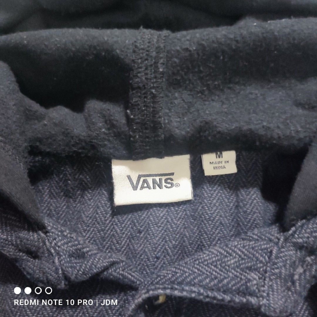 Vans Woven Herringbone Long sleeve Button up Shirt (Category: Hoodies) located in Antipolo. Submitted by klashnikov (Listing ID 1452890503, Image 3). Description: Vans Hooded Woven Herringbone Long sleeve Button up shirt,off the wall collection Size:medium fits up to XL Dimes:21.5x28" Tags:complete Condition:very good ColorRate:9/10 Honest issue:signs of usage/small stain aa hoodie Payment option:Bank transfer,gcash,cash ₱500 only Pwede videocall