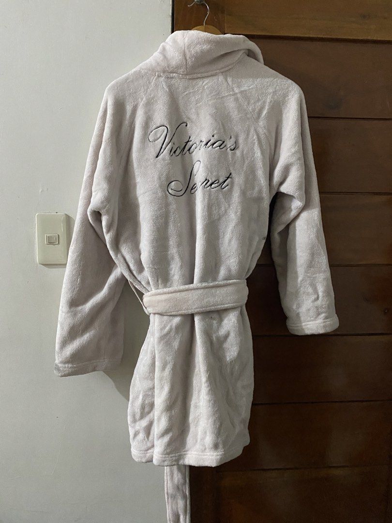 Victorias secret bathrobe (Category: Coats, Jackets and Outerwear) located in Tanza. Submitted by 9th.street.thrift (Listing ID 1453037640, Image 1). Description: Victoria secret bath robe Good as new No issue Super lambot Xs/s on tag 23x37.5 .