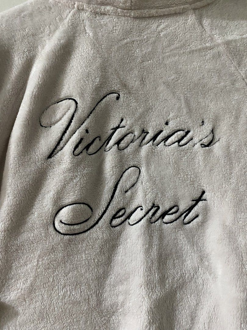 Victorias secret bathrobe (Category: Coats, Jackets and Outerwear) located in Tanza. Submitted by 9th.street.thrift (Listing ID 1453037640, Image 3). Description: Victoria secret bath robe Good as new No issue Super lambot Xs/s on tag 23x37.5 .