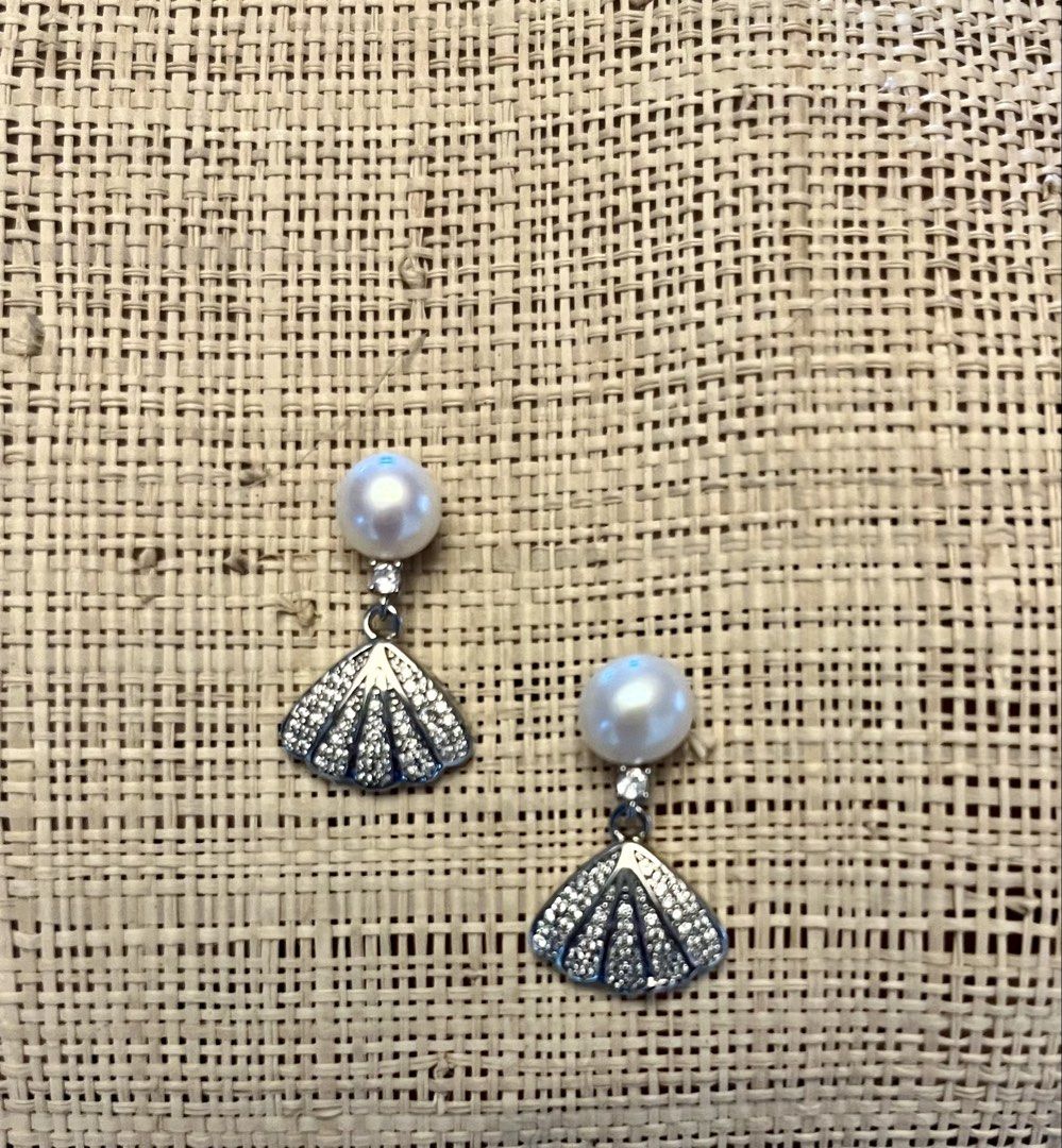 Vintage Pearl Fan Drop Earrings (Category: Earrings) located in Marikina City. Submitted by taylorm31 (Listing ID 1452926171, Image 1). Description: - Vintage Pearl Fan Drop Earrings - Features a lustrous pearl - Intricate fan-shaped drop with sparkling accents - Adds an elegant and sophisticated touch - Lightweight and comfortable for all-day wear - Gcash - Marikina.
