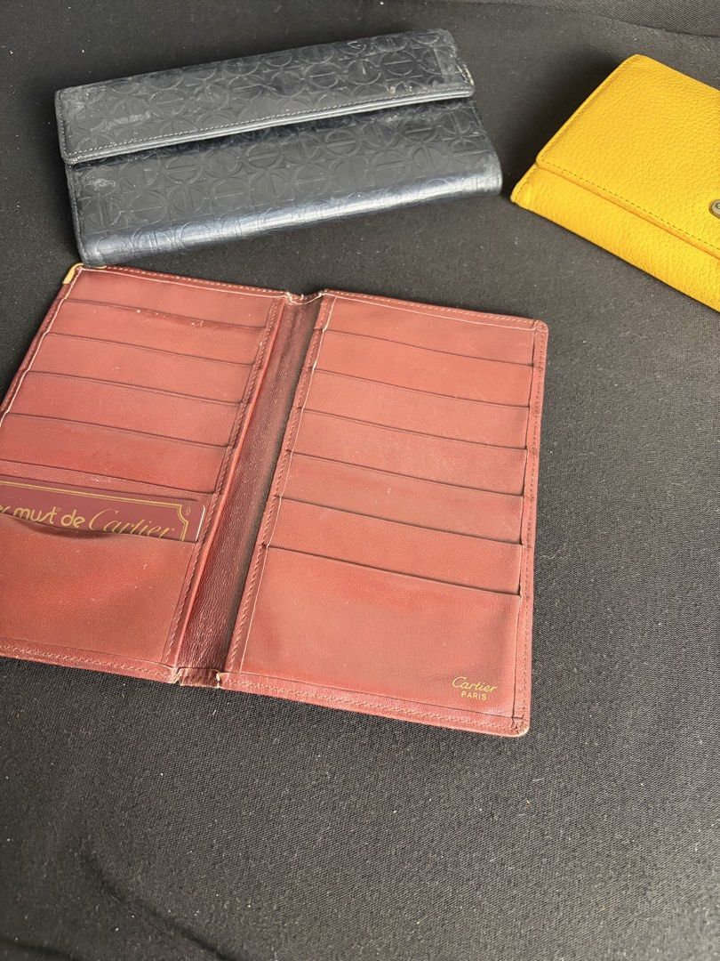 Wallet bundle (Category: Wallets & Card holders) located in Manila. Submitted by navarrojov61988 (Listing ID 1452941513, Image 3). Description: Chanel Ostrich Single Flap Bag.