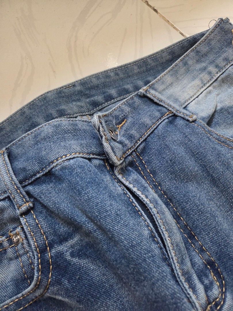 WIDE FLARED JEANS (Category: Jeans) located in Bacoor. Submitted by trixterbayron (Listing ID 1452999159, Image 2). Description: MEASUREMENT IN INCHES LENGTH: 40 LEG OPENING: 10.5 SIZE: 30.
