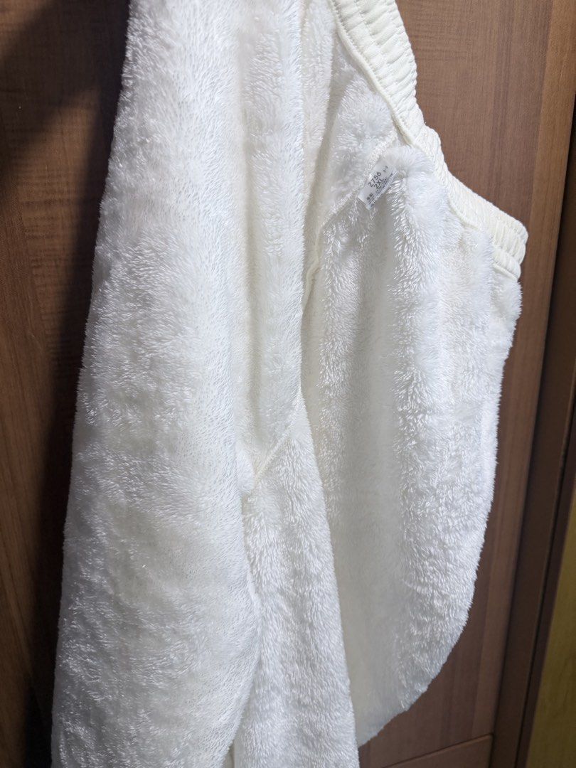 Winter (Category: Other Bottoms) located in Singapore. Submitted by mwos04 (Listing ID 1452951728, Image 3). Description: - Cream-colored winter sweatpants - Size XXL (fits approximately 175/76A) - Lined with ultra-soft, fluffy material for maximum warmth - Comfortable drawstring waist - Classic jogger style, perfect for cold weather.