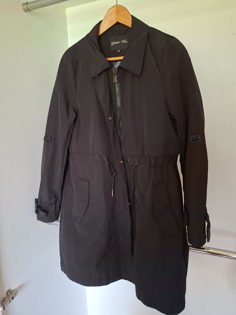 Winter jacket (Category: Coats, Jackets and Outerwear) located in Singapore. Submitted by tengreen (Listing ID 1452909553, Image 1). Description: Black medium winter jacket. Take note of one button faulty as shown on the pic. .