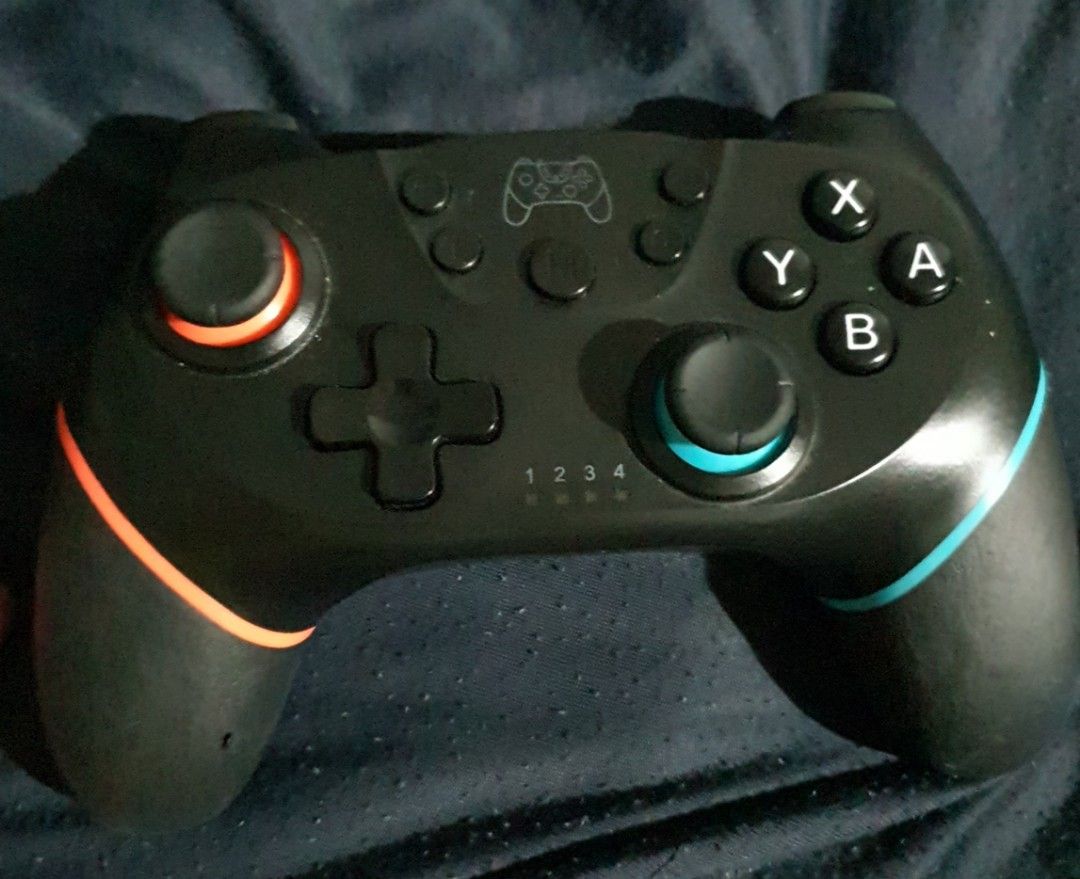 Wireless controller NS/computer NOT WORKING (Category: Controllers) located in Singapore. Submitted by iamwhatimwad (Listing ID 1452890692, Image 1). Description: all buttons works fine until one day it can't be charge. I guess you can strip it for parts. please take note. still have box and cable.