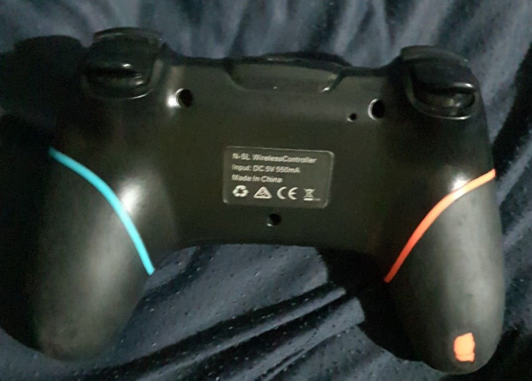 Wireless controller NS/computer NOT WORKING (Category: Controllers) located in Singapore. Submitted by iamwhatimwad (Listing ID 1452890692, Image 2). Description: all buttons works fine until one day it can't be charge. I guess you can strip it for parts. please take note. still have box and cable.