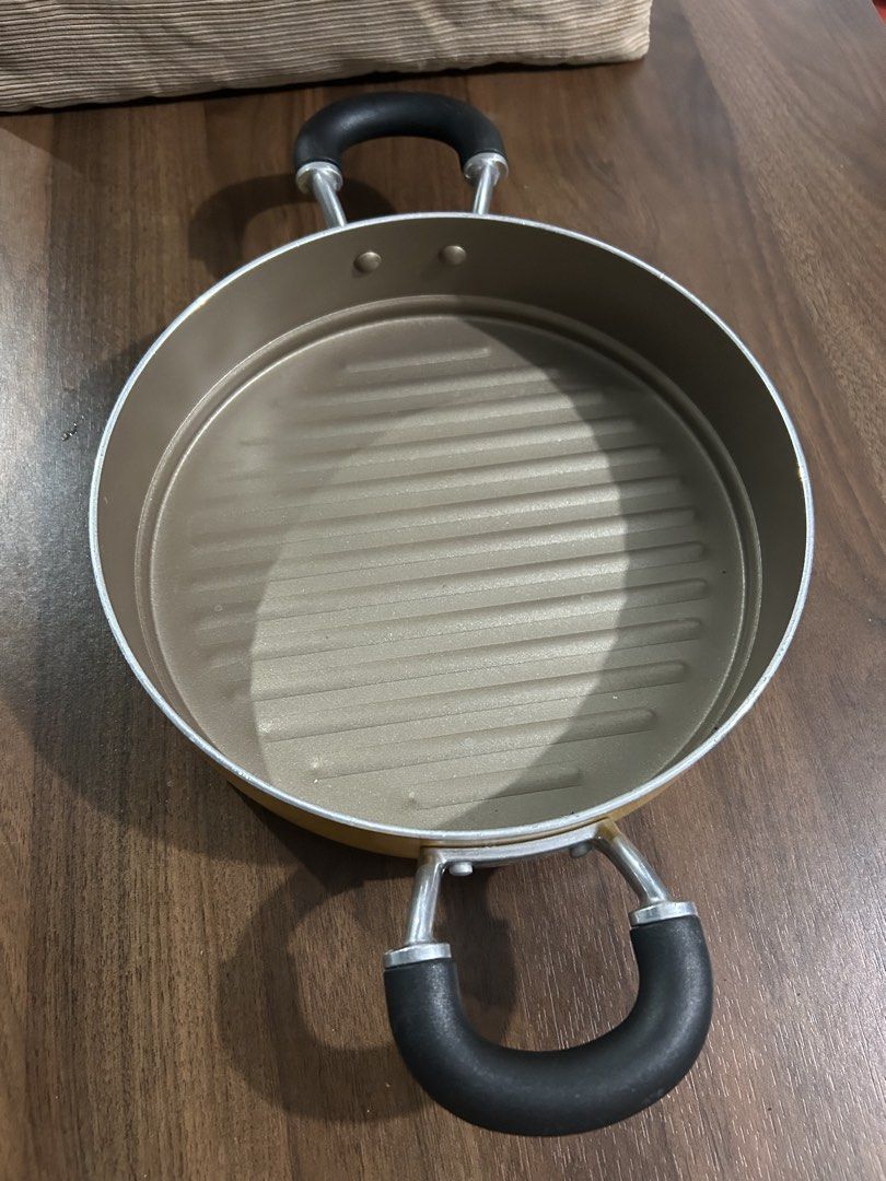 Yellow Round Grill Pan with Lid (Category: Cookware & Accessories) located in Angeles City. Submitted by kimkant06043026 (Listing ID 1452880281, Image 2). Description: - Yellow round grill pan - Features a ribbed interior surface - Includes a matching lid - Equipped with side handles for easy carrying - Ideal for indoor cooking -25cm/5 - Shows some signs of use, but fully functional.