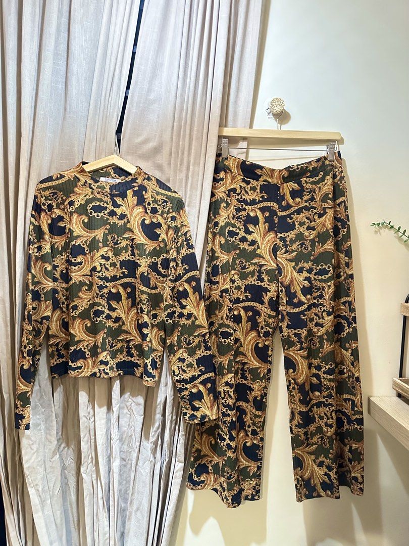 Zara Baroque Gold Chainlink Print Coords Set (Category: Sets or Coordinates) located in Pasig City. Submitted by lovedbymori_ (Listing ID 1453029471, Image 1). Description: NO flaws! Literally good as new! Only worn once. Medium on tag, but runs one size bigger..