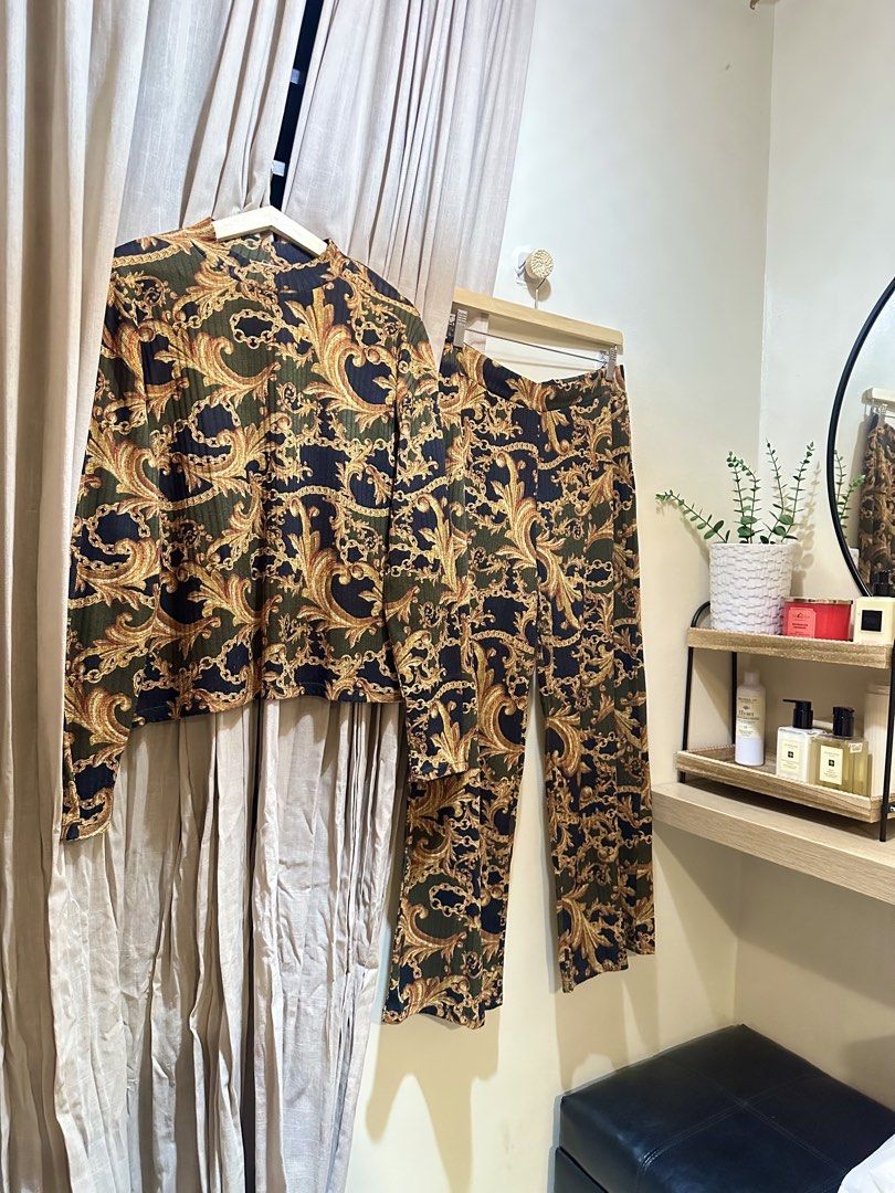 Zara Baroque Gold Chainlink Print Coords Set (Category: Sets or Coordinates) located in Pasig City. Submitted by lovedbymori_ (Listing ID 1453029471, Image 2). Description: NO flaws! Literally good as new! Only worn once. Medium on tag, but runs one size bigger..