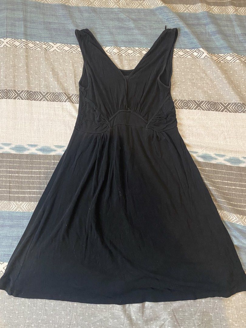 ZARA Black Basic Evening V-Neck Sleeveless Mini Dress (Category: Dresses) located in Tanauan. Submitted by rie098 (Listing ID 1452964385, Image 2). Description: - Black ZARA dress - V-neck, sleeveless design - Mini length - Gathered detail at bust and waist - Made in Portugal - Size M (EUR/USA) - Versatile for evenings out or casual wear.