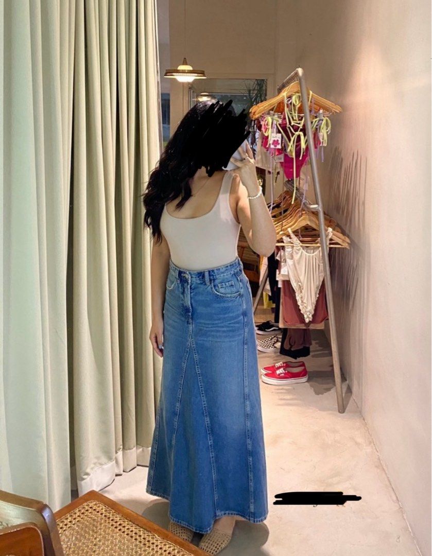 Zara Denim Skirt (Category: Skirts) located in Quezon City. Submitted by savdeclutters (Listing ID 1453033925, Image 2). Description: 🌴 size 25-27 🌴 high quality denim!! 🌴 super nice fit :) 🌴 length reference: i'm 5'2 :> 🌴 last price posted rfs: decluttering.